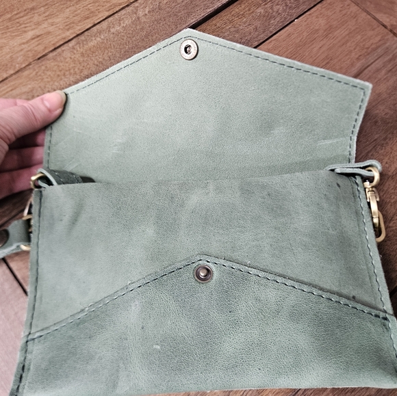 Portland Leather Goods Envelope Convertible Crossbody Cucumber - Picture 3 of 15